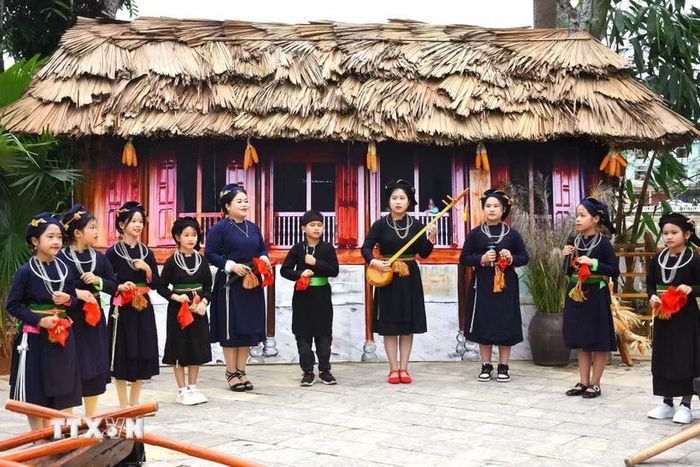 Tái hiện làn điệu hát Khắp cọi - một loại hình dân ca của dân tộc Tày. (Ảnh: Tuấn Anh/TTXVN)