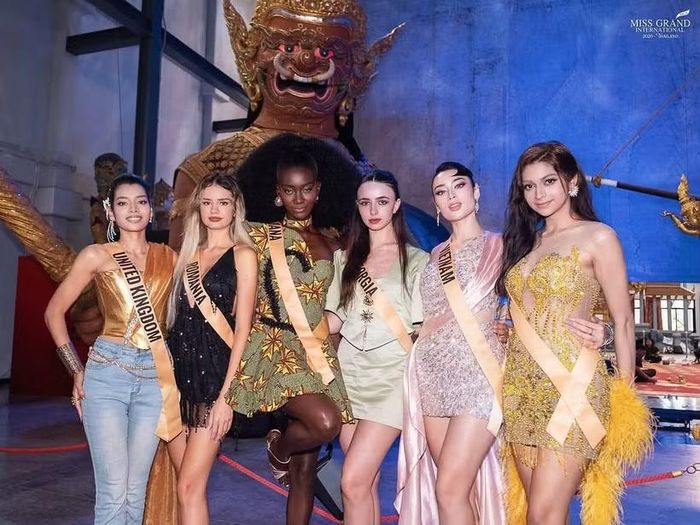 Hoa hậu Emoura Phạm cùng dàn thí sinh Miss Grand International 2026 tham quan và tìm hiểu về "Khon" - Di sản văn hóa UNESCO tại trung tâm All About Khon. (Ảnh: BTC)