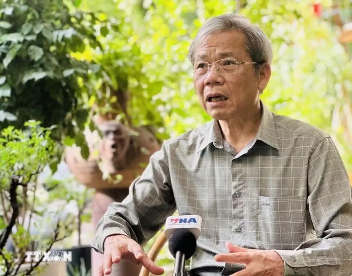 Tiến sỹ Tôn Sinh Thành, nguyên Đại sứ Việt Nam tại Ấn Độ, giảng viên cao cấp tại Học viện Ngoại giao Việt Nam trả lời phỏng vấn của phóng viên TTXVN. (Ảnh: Việt Đức/TTXVN)