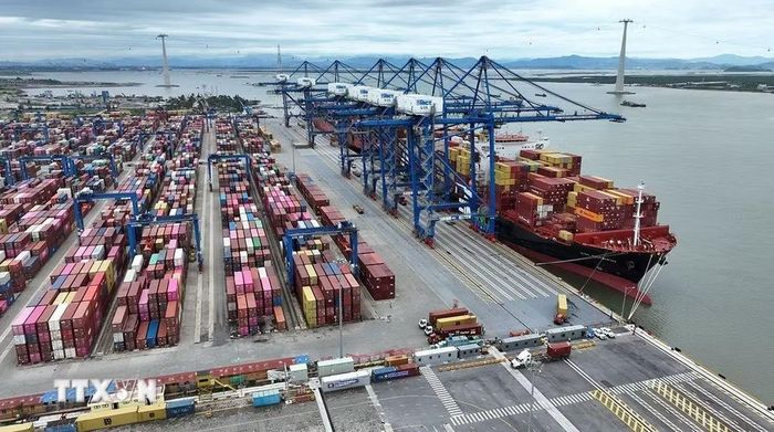 Hàng hóa xuất nhập khẩu ở cảng container Lạch Huyện, thành phố Hải Phòng. (Ảnh: Vũ Sinh/TTXVN)
