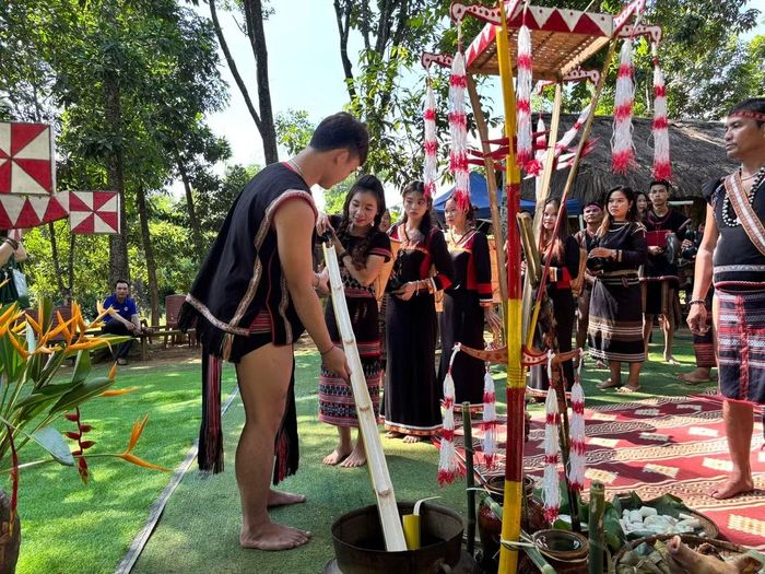 Trai làng gái bản chuẩn bị rượu cần. (Ảnh: CTV/Vietnam+)