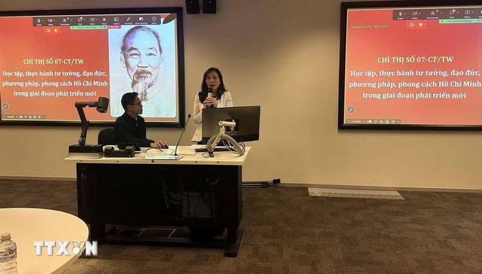 Tham tán Đại sứ quán Việt Nam tại Australia Lê Thùy Trang trình bày tham luận về Chỉ thị 07. (Ảnh: Trung Trang/TTXVN)