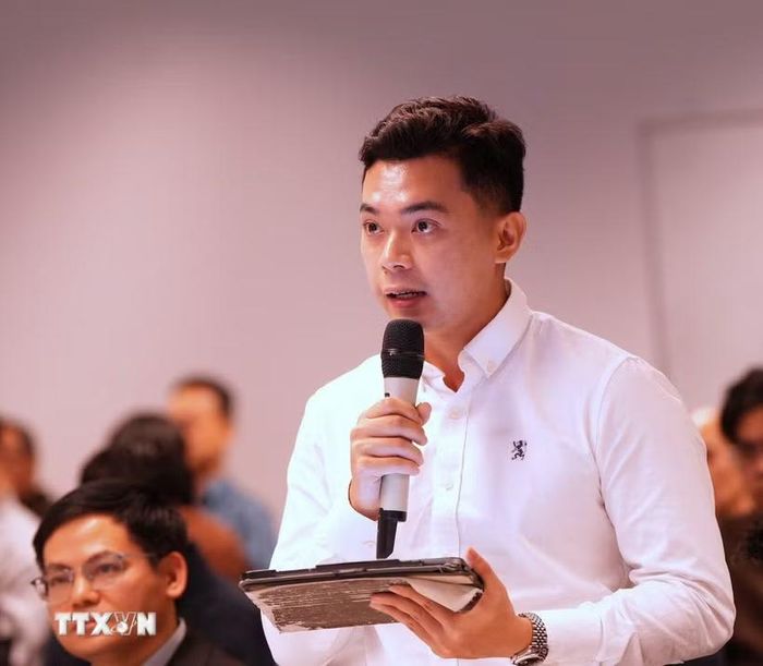 Chủ tịch Hội Sinh viên Việt Nam tại Australia Huỳnh Tấn Đạt đóng góp ý kiến về Nghị quyết 23. (Ảnh: Trung Trang/TTXVN)