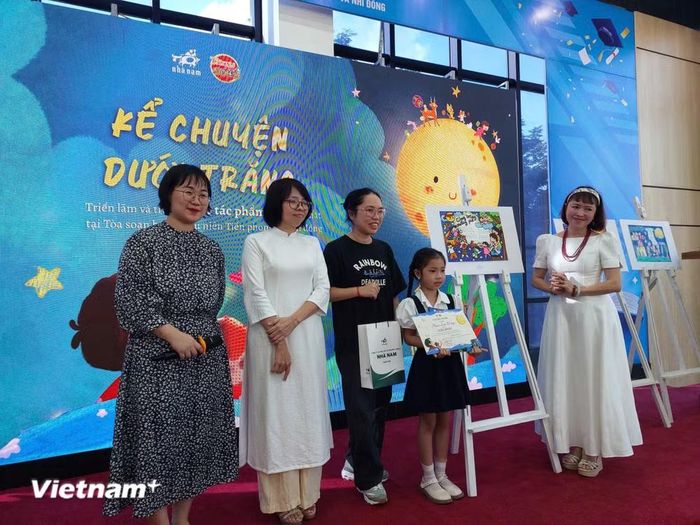 Ban Tổ chức và đại diện Ban Giám khảo trao giải Nhất. (Ảnh: Minh Thu/Vietnam+)