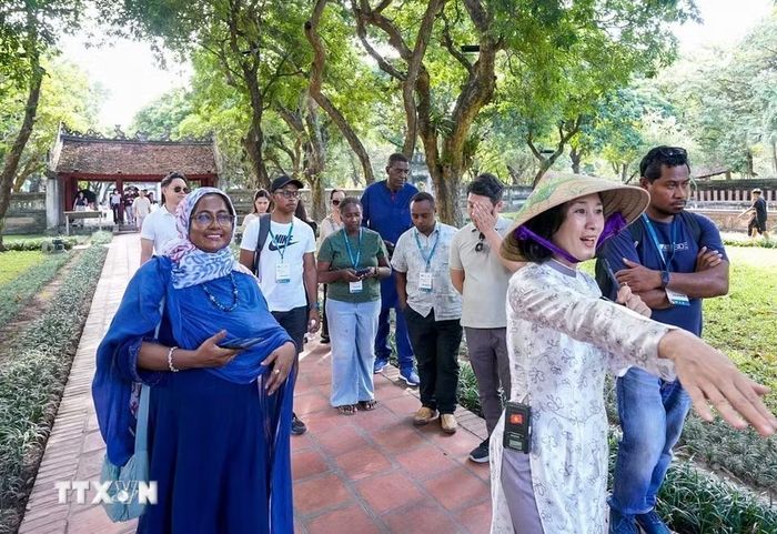 Đoàn đại biểu Hội nghị Đối thoại châu Á-Thái Bình Dương về Di sản và Tính xác thực tham quan Văn Miếu-Quốc Tử Giám, Hà Nội, ngày 27/9/2026. (Ảnh: Khánh Hòa/TTXVN)