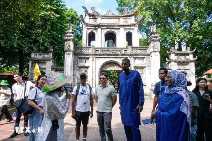 Đoàn đại biểu tìm hiểu các giá trị lịch sử, văn hóa tại Văn Miếu-Quốc Tử Giám. (Ảnh: Khánh Hòa/TTXVN)
