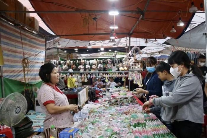 Người dân tham quan mua sắm tại Hội chợ Thương mại-Du lịch xã Bắc Sơn năm 2026. (Ảnh: Báo Lạng Sơn)