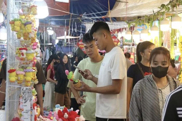 Người dân tham quan mua sắm tại Hội chợ Thương mại-Du lịch xã Bắc Sơn năm 2026. (Ảnh: Báo Lạng Sơn)