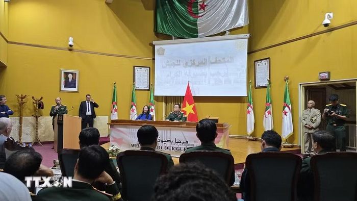 Đồng chí Đại tướng Nguyễn Trọng Nghĩa phát biểu trước cán bộ các cơ quan đại diện Việt Nam và kiều bào tại Algeria tham dự buổi chiếu phim. (Ảnh: Nguyễn An/TTXVN)