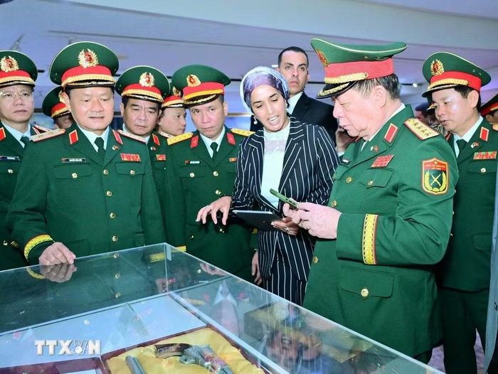 Đại tướng Nguyễn Trọng Nghĩa cùng đoàn đại biểu Việt Nam tham quan Bảo tàng Quốc gia về Cựu chiến binh Algeria. (Ảnh: Mạnh Hùng/TTXVN)