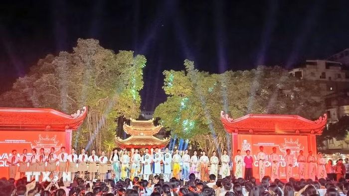 Ba đội tham gia cuộc thi “Tìm hiểu về Di tích quốc gia đặc biệt Văn Miếu-Quốc Tử Giám”. (Ảnh: Tuyết Mai/TTXVN)