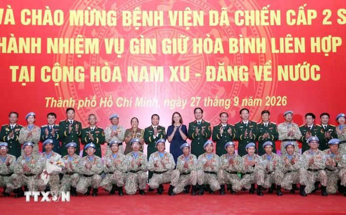 Cán bộ chiến sỹ Bệnh viện dã chiến cấp 2 số 7 chụp ảnh lưu niệm cùng các đại biểu dự lễ đón. (Ảnh: Xuân Khu/TTXVN)