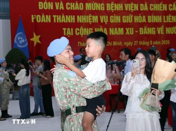 Niềm vui hội ngộ gia đình của cán bộ, chiến sỹ Bệnh viện dã chiến cấp 2 số 7 ngày trở về. (Ảnh: Xuân Khu/TTXVN)