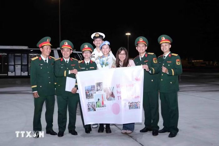 Chào đón người thân hoàn thành nhiệm vụ trở về. (Ảnh: Xuân Khu/TTXVN)