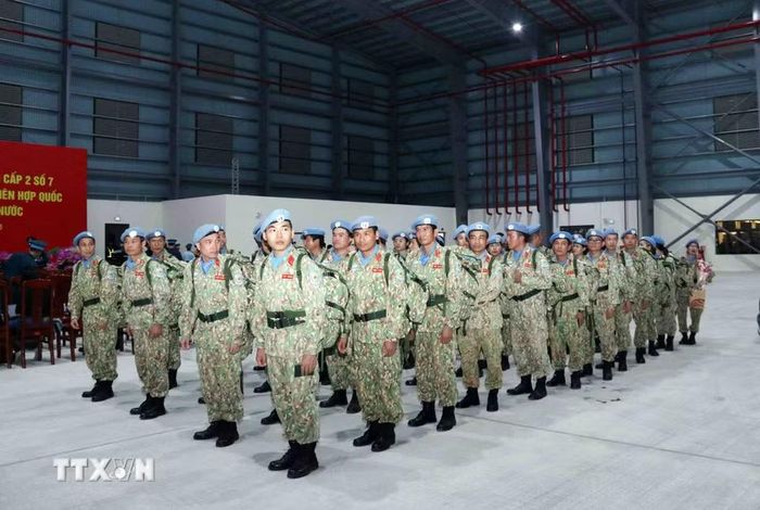 Cán bộ, chiến sỹ Bệnh viện dã chiến cấp 2 số 7 trở về nước sau khi hoàn thành xuất sắc nhiệm vụ gìn giữ hòa bình Liên hợp quốc tại Phái bộ Nam Sudan. (Ảnh: Xuân Khu/TTXVN)