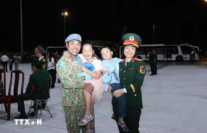 Niềm vui sum họp gia đình của cán bộ, chiến sỹ Bệnh viện dã chiến cấp 2 số 7 ngày trở về. (Ảnh: Xuân Khu/TTXVN)