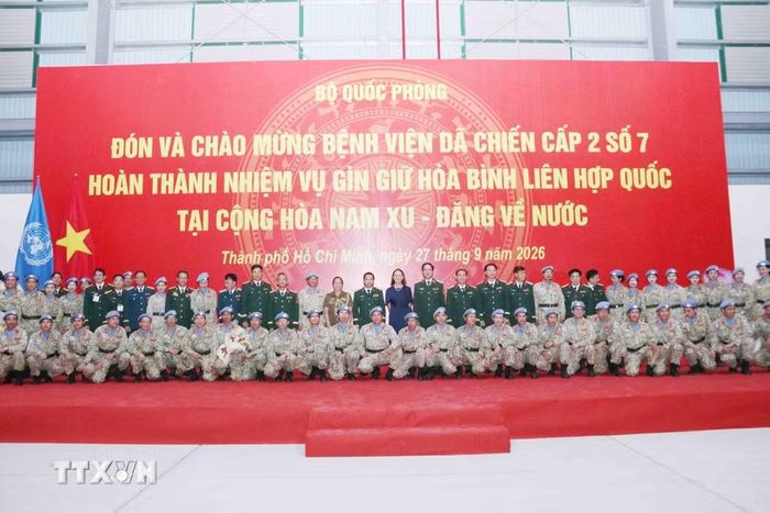 Cán bộ chiến sỹ Bệnh viện dã chiến cấp 2 số 7 chụp ảnh lưu niệm cùng các đại biểu dự lễ đón. (Ảnh: Xuân Khu/TTXVN)