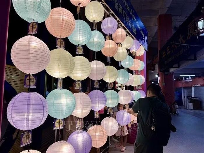 Đèn lồng cùng những lời nhắn gửi vẫn thu hút sự chú ý của du khách.