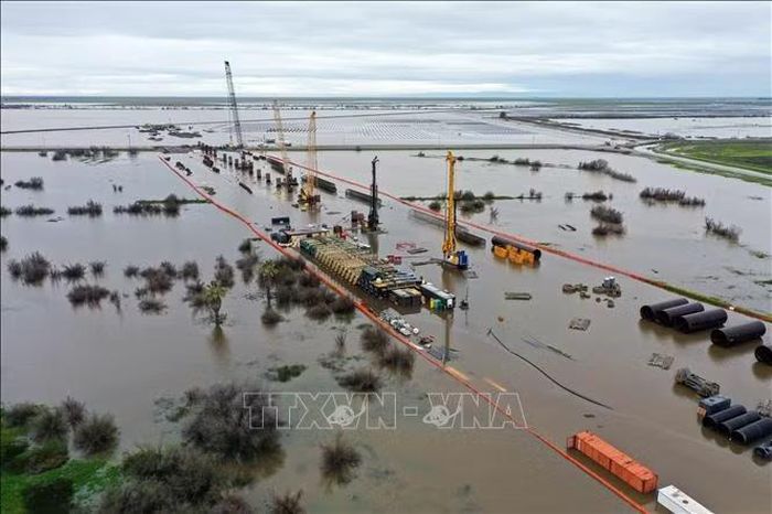 Cảnh ngập lụt sau mưa lớn do ảnh hưởng của bão tại bang California, Mỹ. Ảnh tư liệu, minh họa: AFP/TTXVN