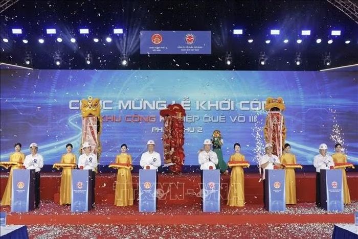 Các đại biểu nhấn nút khởi công dự án Đầu tư xây dựng và kinh doanh cơ sở hạ tầng khu công nghiệp Quế Võ III- Phân khu 2, sáng 22/9. Ảnh: Thanh Thương/TTXVN