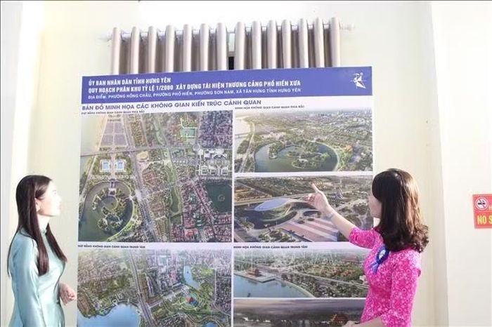 Người dân xem đồ án quy hoạch phân khu tỷ lệ 1/2.000 về “Xây dựng tái hiện thương cảng Phố Hiến xưa”, ngày 23/9. Ảnh Mạnh Khánh/TTXVN