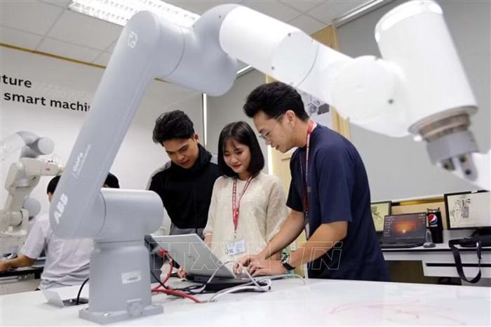 Sinh viên học tập, nghiên cứu tại phòng thí nghiệm Robotics, Trường Đại học Công nghiệp Thành phố Hồ Chí Minh. Ảnh: Thanh Vũ/TTXVN