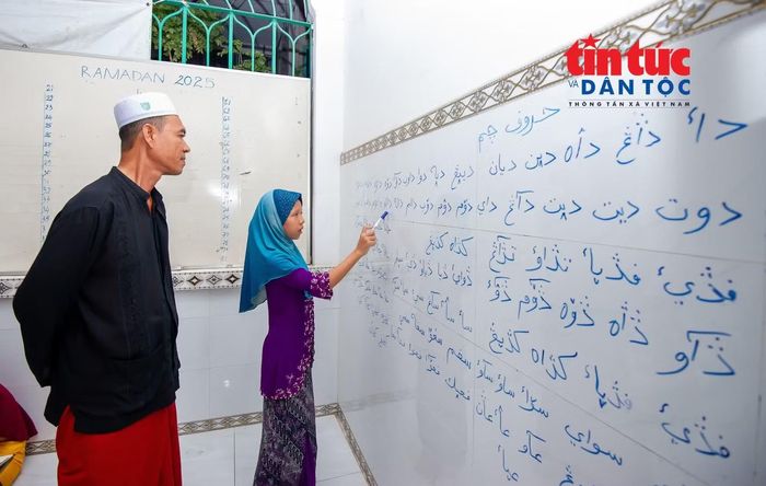 Một lớp học tiếng Chăm miễn phí giữa lòng TP Hồ Chí Minh. Ảnh: An Hiếu/Báo Tin tức và Dân tộc