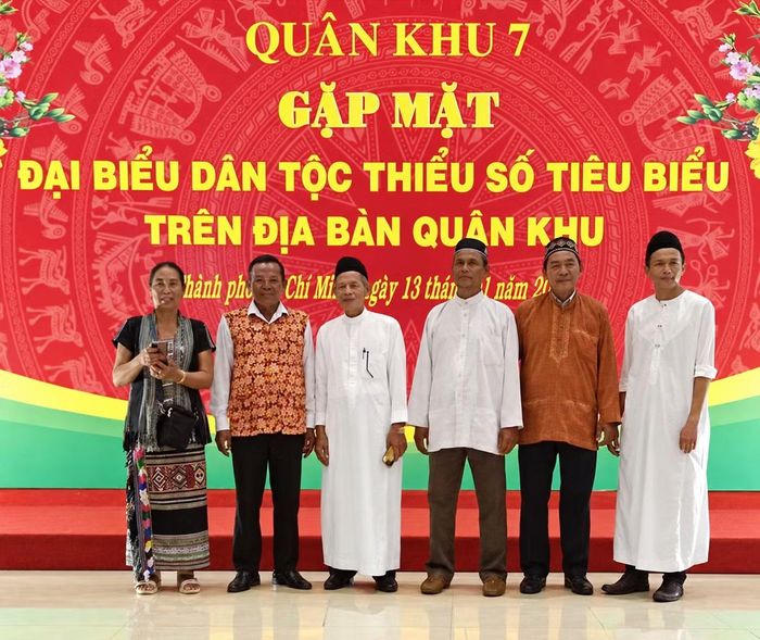 Ông Lâm Hùng Vôn, già làng ấp 7, xã Lộc Hưng, tỉnh Đồng Nai ( thứ 2 từ trái vào) cùng những người chắc sắc có uy tín tham dự buổi gặp mặt Đại biểu Dân tộc thiểu số tiêu biểu trên địa bàn.