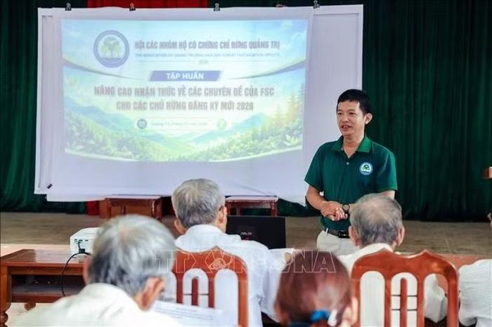 Người dân tham gia các lớp tập huấn về quản lý rừng bền vững. Ảnh: TTXVN phát