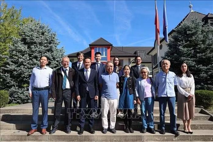 Cán bộ phái đoàn cùng các chuyên gia người Việt tại Thụy Sĩ.