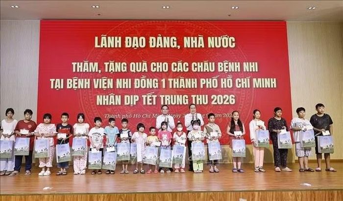 Chủ tịch Quốc hội Trần Thanh Mẫn tặng quà cho bệnh nhi tại Bệnh viện Nhi Đồng 1 Thành phố Hồ Chí Minh, chiều 25/9. Ảnh: Doãn Tấn/TTXVN