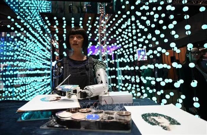 Robot trí tuệ nhân tạo (AI) vẽ tranh tại Hội nghị Cấp cao Toàn cầu về Những Triển vọng Tốt đẹp từ AI, ở Geneva, Thụy Sĩ, ngày 30/5/2024. Ảnh tư liệu - minh họa: THX/TTXVN
