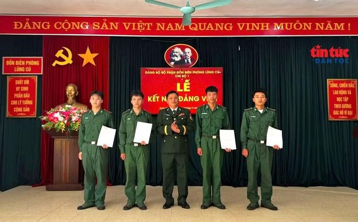 Đồng chí Hoàng Ngọc Tuấn, Bí thư Chi bộ công bố và trao quyết định kết nạp đảng viên. Ảnh: Văn Thành