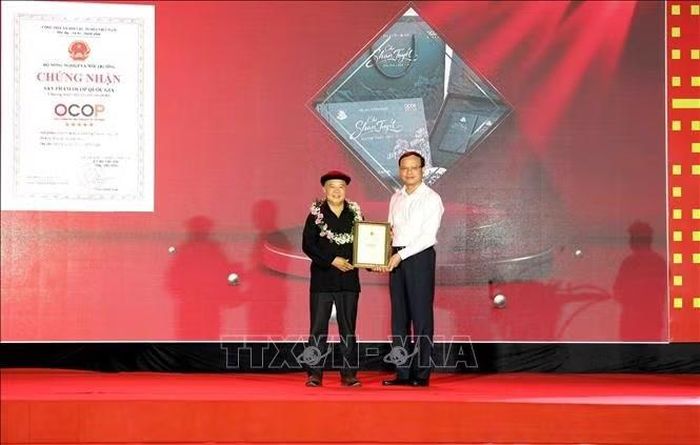 Trao chứng nhận sản phẩm OCOP 5 sao cấp quốc gia đối với sản phẩm Trà Shan tuyết Hồng Thái (1 tôm 1 lá) của Hợp tác xã Sơn Trà, xã Hồng Thái (Tuyên Quang), tối 18/9. Ảnh: Quang Cường/TTXVN.