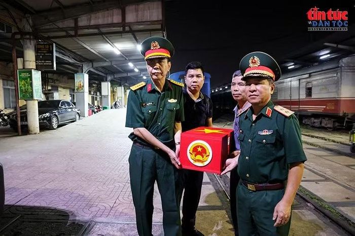 Các thành viên Hội Hỗ trợ gia đình liệt sĩ Việt Nam.cùng thân nhân trang nghiêm đưa hài cốt liệt sĩ về quê.