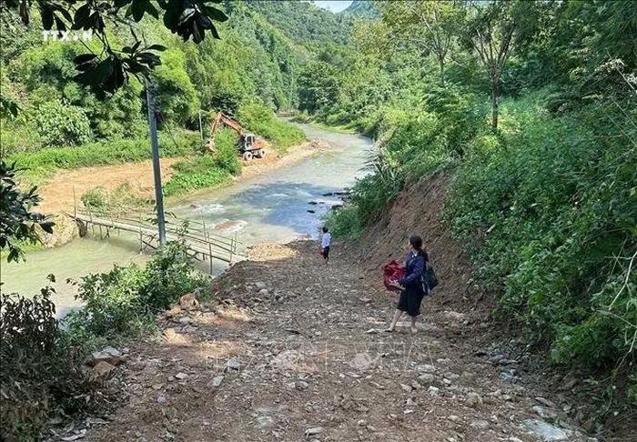 Chính quyền xã Yên Na (Nghệ An) làm 2 cầu tạm qua khe Chà Hạ, mở đường tạm phá thế cô lập hai bản Huồi Pai và Chà Lúm. Ảnh: Văn Tý/TTXVN.