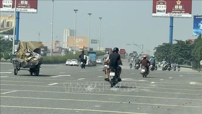 Sau khi tháo dỡ trạm thu phí cầu Đồng Nai, mặt đường được mở rộng, giao thông qua khu vực thông thoáng.