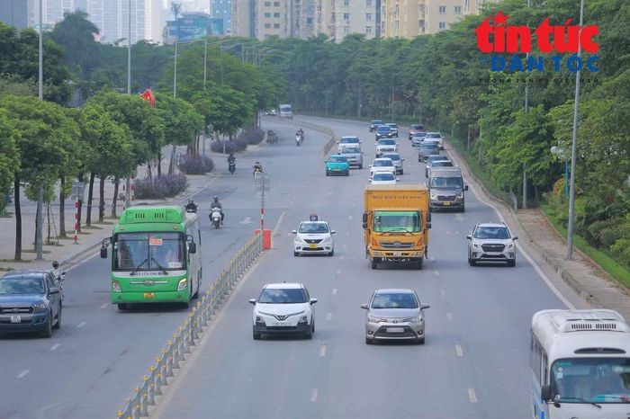 Trong ngày đầu thí điểm, các phương tiện lưu thông trên cầu Nhật Tân tương đối ổn định, không xảy ra ùn tắc kéo dài.