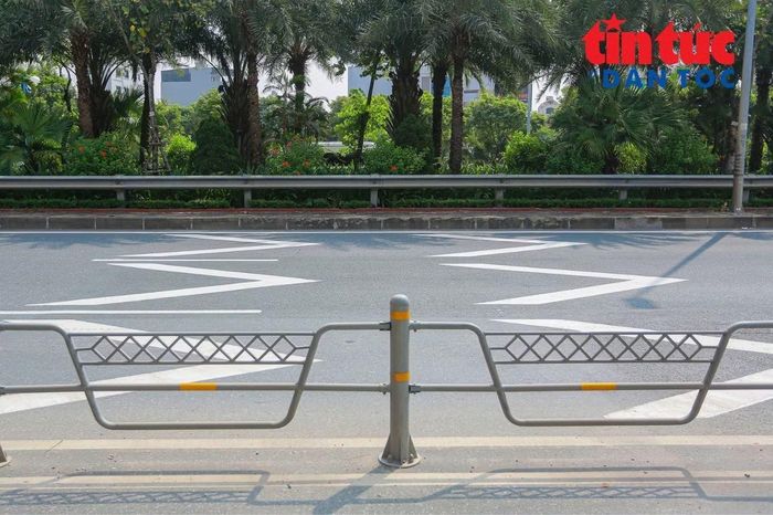 Các vạch sơn xác định khoảng cách an toàn được bổ sung trên mặt cầu, hướng dẫn phương tiện duy trì cự ly phù hợp khi lưu thông.