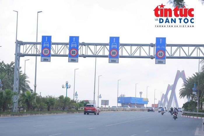 Phương án thí điểm điều chỉnh tốc độ trên cầu Nhật Tân chính thức được áp dụng, với tốc độ tối đa đối với xe ô tô của các làn là 80 km/h.