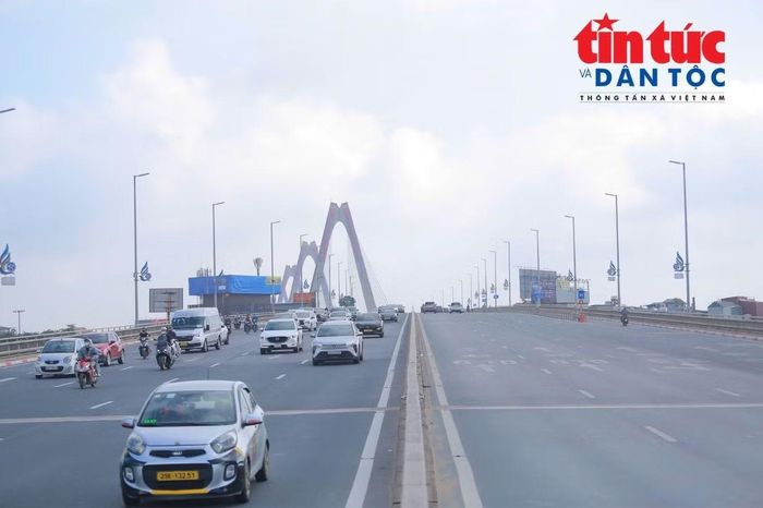 Dòng phương tiện lưu thông theo cả hai hướng trên cầu Nhật Tân trong ngày đầu áp dụng phương án tổ chức giao thông mới.