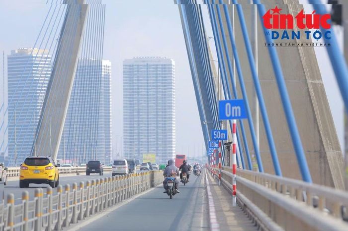 Hệ thống biển báo tốc độ mới được bố trí trên cầu, giúp người điều khiển phương tiện nhận biết và tuân thủ quy định.