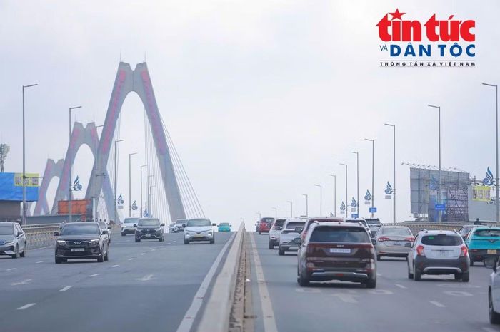 Các phương tiện di chuyển theo từng làn đường, lái xe chủ động điều chỉnh tốc độ khi qua khu vực cầu.