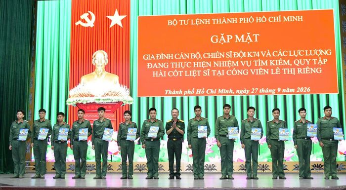 Trao quyết định thăng quân hàm cho 13 hạ sĩ quan, chiến sĩ Đội K74.