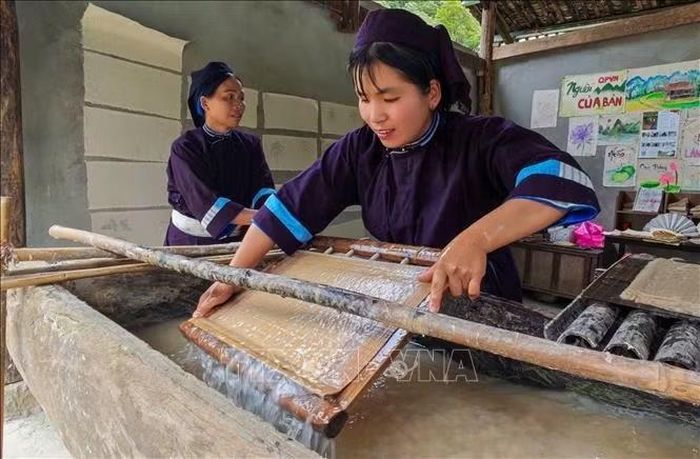 Người dân xóm Dìa Trên, xã Quảng Uyên đã khôi phục và phát triển nghề làm giấy bản để phục vụ khách du lịch.