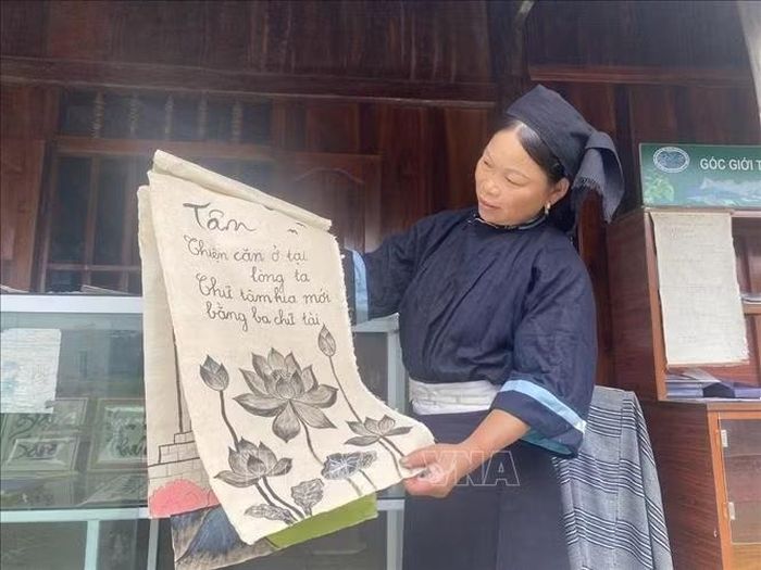 Người dân xóm Dìa Trên, xã Quảng Uyên đã khôi phục và phát triển nghề làm giấy bản để phục vụ khách du lịch.