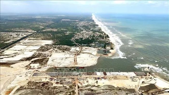 Khu bến cảng Mỹ Thủy đang được đẩy nhanh tiến độ thi công nhằm đảm bảo dự án về đích đúng hẹn. Ảnh: Nguyên Linh/TTXVN