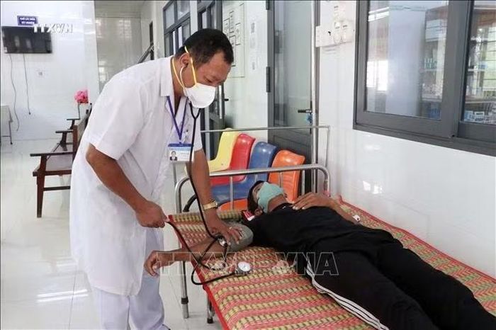 Nhờ chính sách hỗ trợ thẻ Bảo hiểm y tế, đồng bào dân tộc thiểu số được tiếp cận dịch vụ khám, chữa bệnh, giúp giảm bớt gánh nặng tài chính và yên tâm lao động sản xuất. Ảnh: Trung Kiên/TTXVN