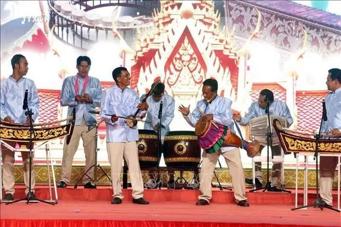 Tiết mục biểu diễn nhạc ngũ âm truyền thống của đồng bào Khmer được quan tâm duy trì và phát triển trong các không gian sinh hoạt văn hóa, lễ hội. Ảnh: Trung Kiên/TTXVN