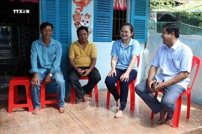 Cán bộ địa phương thăm hỏi, động viên và lắng nghe tâm tư của đồng bào dân tộc thiểu số để kịp thời có những chính sách hỗ trợ phù hợp. Ảnh: Trung Kiên/TTXVN.